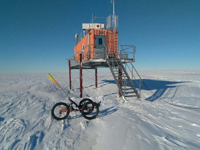 Das ICE FULL FAT Fattrike auf der Neumayer 3 Forschungsstation in der Antarktis.